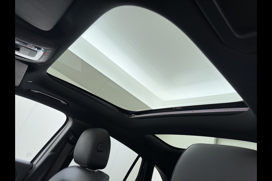 Mercedes-Benz GLA 200 Luxury // Panorama dak // Distronic // Memory Stoelen // MultiBeam LED // Rijassistentie pakket // Sfeerverlichting // Camer
