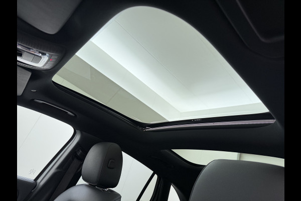 Mercedes-Benz GLA 200 Luxury // Panorama dak // Distronic // Memory Stoelen // MultiBeam LED // Rijassistentie pakket // Sfeerverlichting // Camer