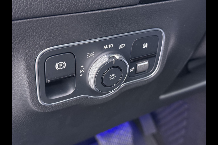 Mercedes-Benz GLA 200 Luxury // Panorama dak // Distronic // Memory Stoelen // MultiBeam LED // Rijassistentie pakket // Sfeerverlichting // Camer