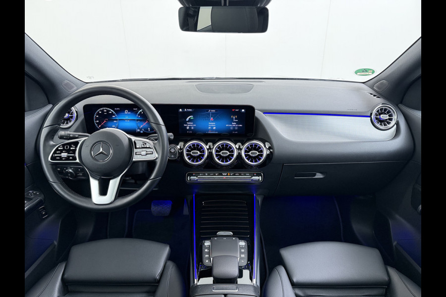 Mercedes-Benz GLA 200 Luxury // Panorama dak // Distronic // Memory Stoelen // MultiBeam LED // Rijassistentie pakket // Sfeerverlichting // Camer