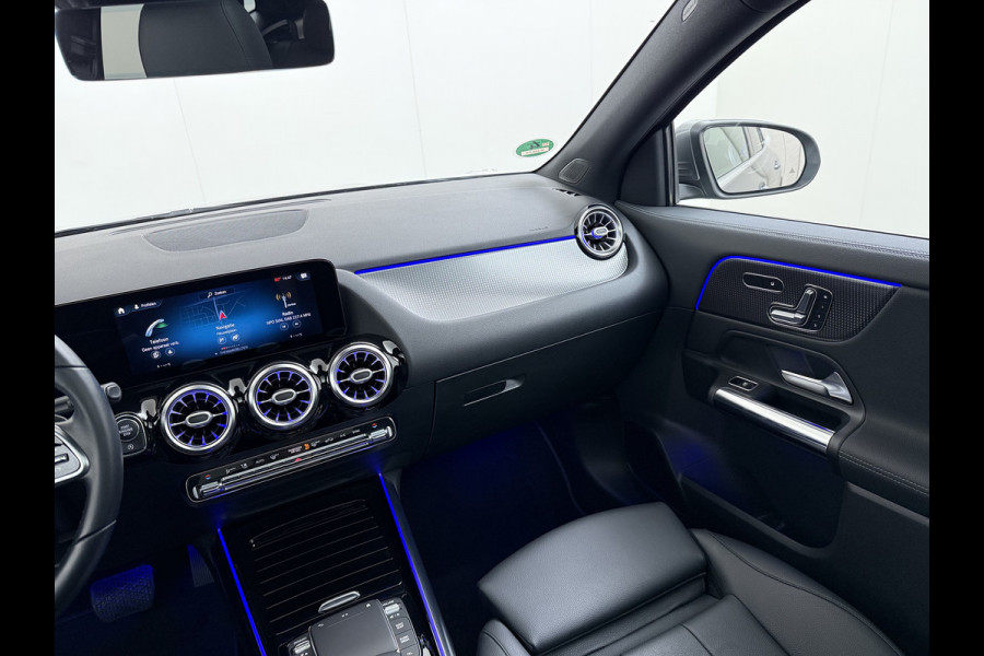 Mercedes-Benz GLA 200 Luxury // Panorama dak // Distronic // Memory Stoelen // MultiBeam LED // Rijassistentie pakket // Sfeerverlichting // Camer