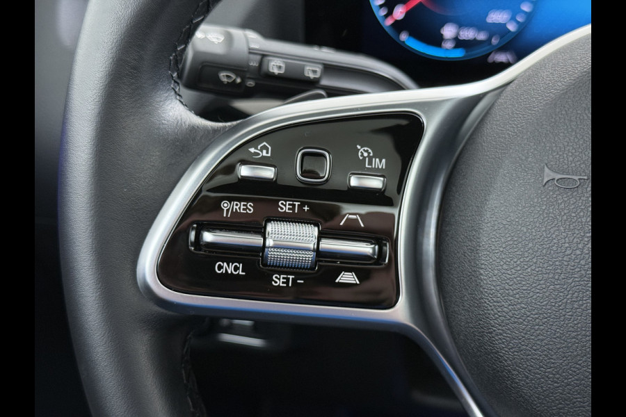 Mercedes-Benz GLA 200 Luxury // Panorama dak // Distronic // Memory Stoelen // MultiBeam LED // Rijassistentie pakket // Sfeerverlichting // Camer