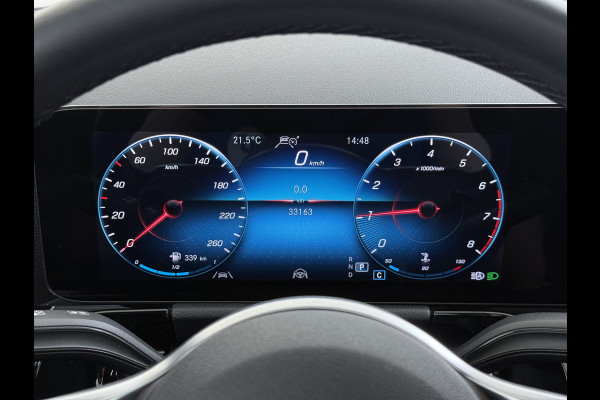 Mercedes-Benz GLA 200 Luxury // Panorama dak // Distronic // Memory Stoelen // MultiBeam LED // Rijassistentie pakket // Sfeerverlichting // Camer