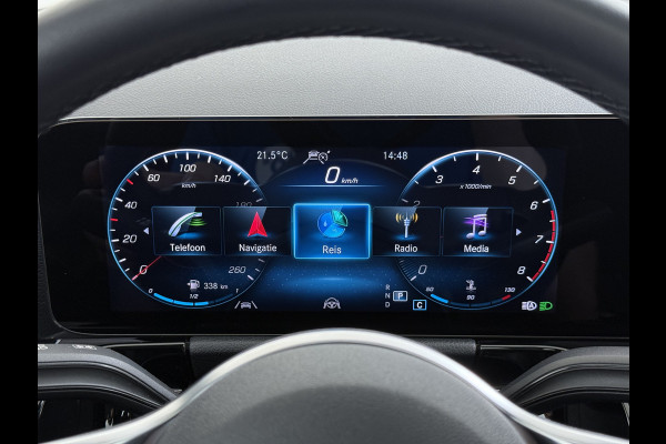 Mercedes-Benz GLA 200 Luxury // Panorama dak // Distronic // Memory Stoelen // MultiBeam LED // Rijassistentie pakket // Sfeerverlichting // Camer