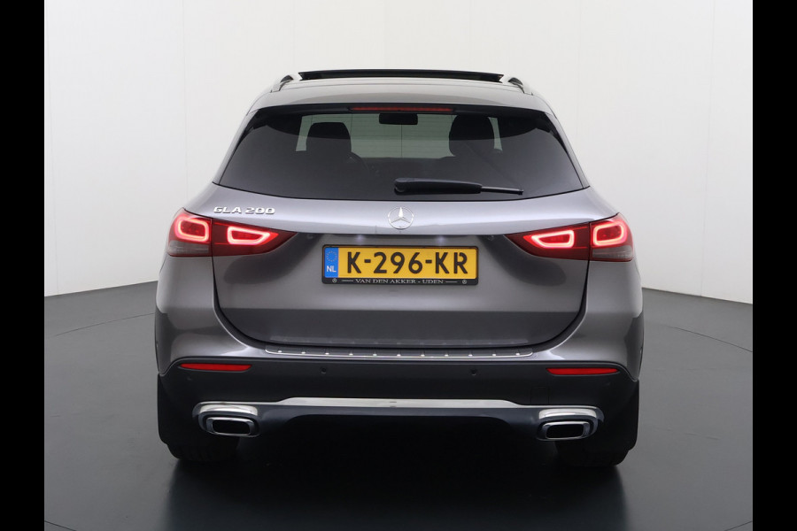 Mercedes-Benz GLA 200 Luxury // Panorama dak // Distronic // Memory Stoelen // MultiBeam LED // Rijassistentie pakket // Sfeerverlichting // Camer