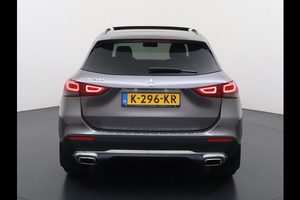 Mercedes-Benz GLA 200 Luxury // Panorama dak // Distronic // Memory Stoelen // MultiBeam LED // Rijassistentie pakket // Sfeerverlichting // Camer