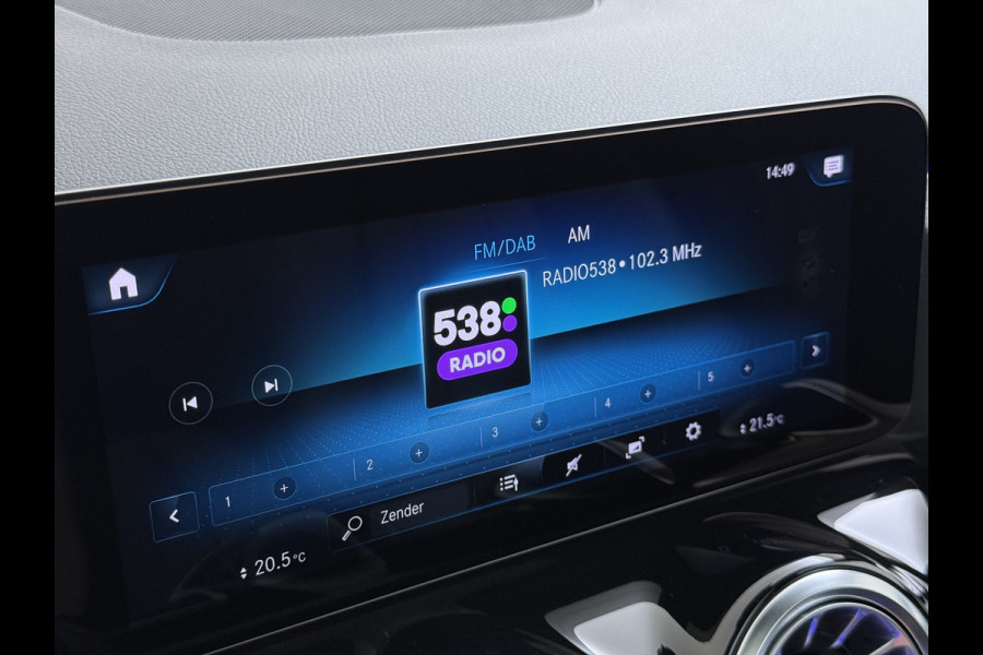 Mercedes-Benz GLA 200 Luxury // Panorama dak // Distronic // Memory Stoelen // MultiBeam LED // Rijassistentie pakket // Sfeerverlichting // Camer