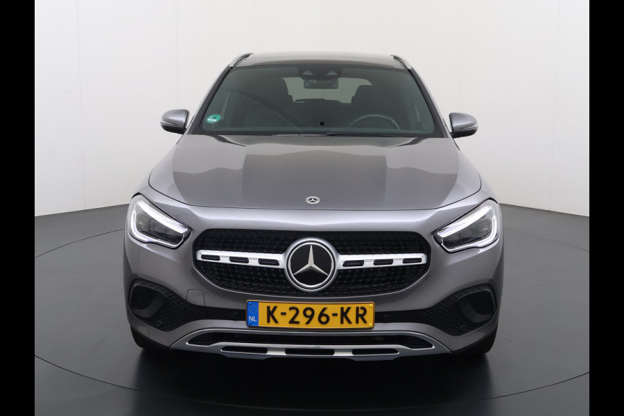 Mercedes-Benz GLA 200 Luxury // Panorama dak // Distronic // Memory Stoelen // MultiBeam LED // Rijassistentie pakket // Sfeerverlichting // Camer