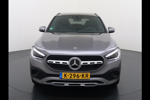 Mercedes-Benz GLA 200 Luxury // Panorama dak // Distronic // Memory Stoelen // MultiBeam LED // Rijassistentie pakket // Sfeerverlichting // Camer