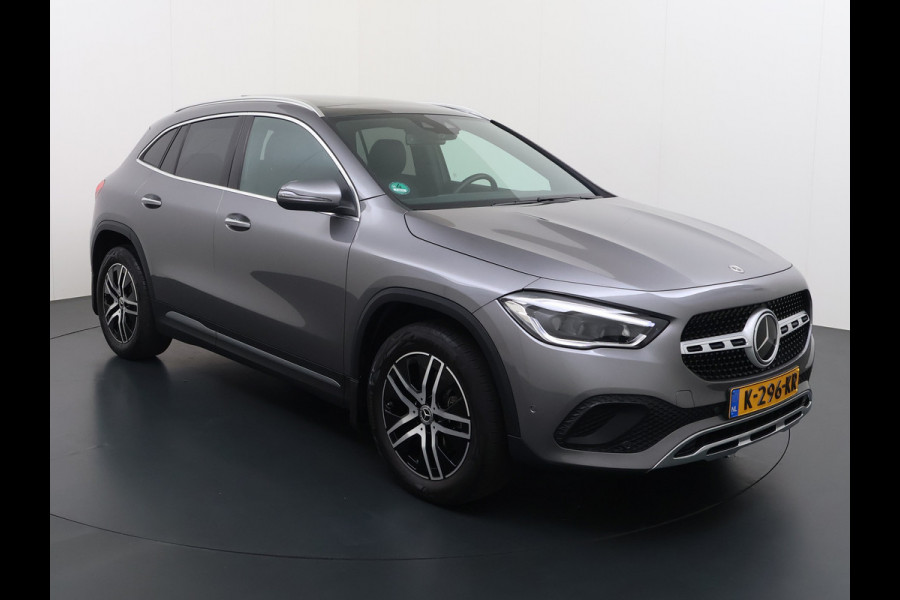 Mercedes-Benz GLA 200 Luxury // Panorama dak // Distronic // Memory Stoelen // MultiBeam LED // Rijassistentie pakket // Sfeerverlichting // Camer