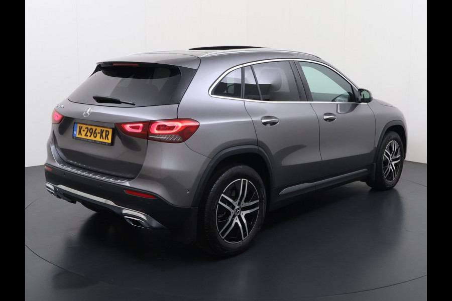Mercedes-Benz GLA 200 Luxury // Panorama dak // Distronic // Memory Stoelen // MultiBeam LED // Rijassistentie pakket // Sfeerverlichting // Camer
