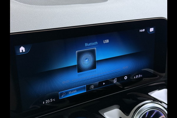Mercedes-Benz GLA 200 Luxury // Panorama dak // Distronic // Memory Stoelen // MultiBeam LED // Rijassistentie pakket // Sfeerverlichting // Camer