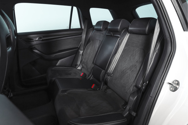 Škoda Kodiaq 1.5 TSI 150 PK Sportline Business Orig. NL | Elek. Trekhaak | Dig. Cockpit | Adapt. Cruise | Stoelverw. | PDC | Camera | NAV + App. Connect | ECC | Elek. Klep | LM 19" |