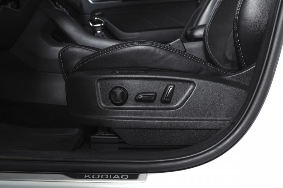Škoda Kodiaq 1.5 TSI 150 PK Sportline Business Orig. NL | Elek. Trekhaak | Dig. Cockpit | Adapt. Cruise | Stoelverw. | PDC | Camera | NAV + App. Connect | ECC | Elek. Klep | LM 19" |