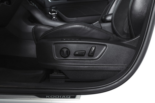 Škoda Kodiaq 1.5 TSI 150 PK Sportline Business Orig. NL | Elek. Trekhaak | Dig. Cockpit | Adapt. Cruise | Stoelverw. | PDC | Camera | NAV + App. Connect | ECC | Elek. Klep | LM 19" |