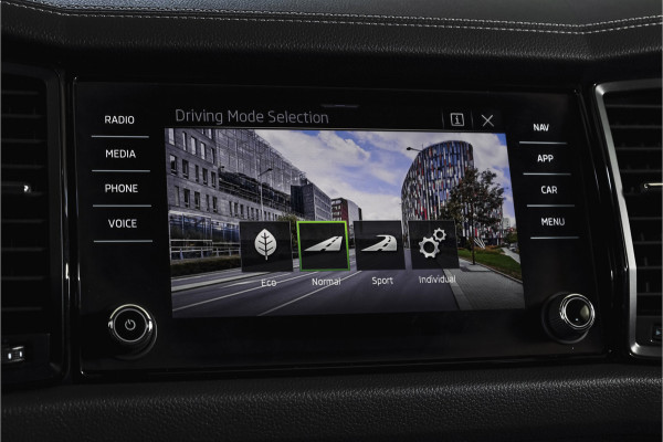 Škoda Kodiaq 1.5 TSI 150 PK Sportline Business Orig. NL | Elek. Trekhaak | Dig. Cockpit | Adapt. Cruise | Stoelverw. | PDC | Camera | NAV + App. Connect | ECC | Elek. Klep | LM 19" |
