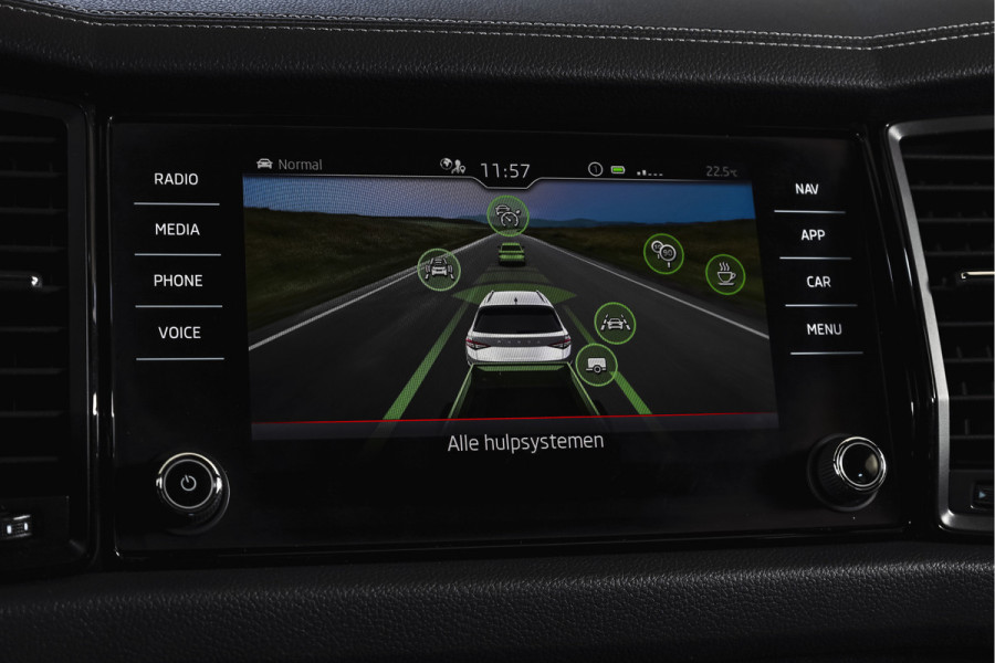 Škoda Kodiaq 1.5 TSI 150 PK Sportline Business Orig. NL | Elek. Trekhaak | Dig. Cockpit | Adapt. Cruise | Stoelverw. | PDC | Camera | NAV + App. Connect | ECC | Elek. Klep | LM 19" |