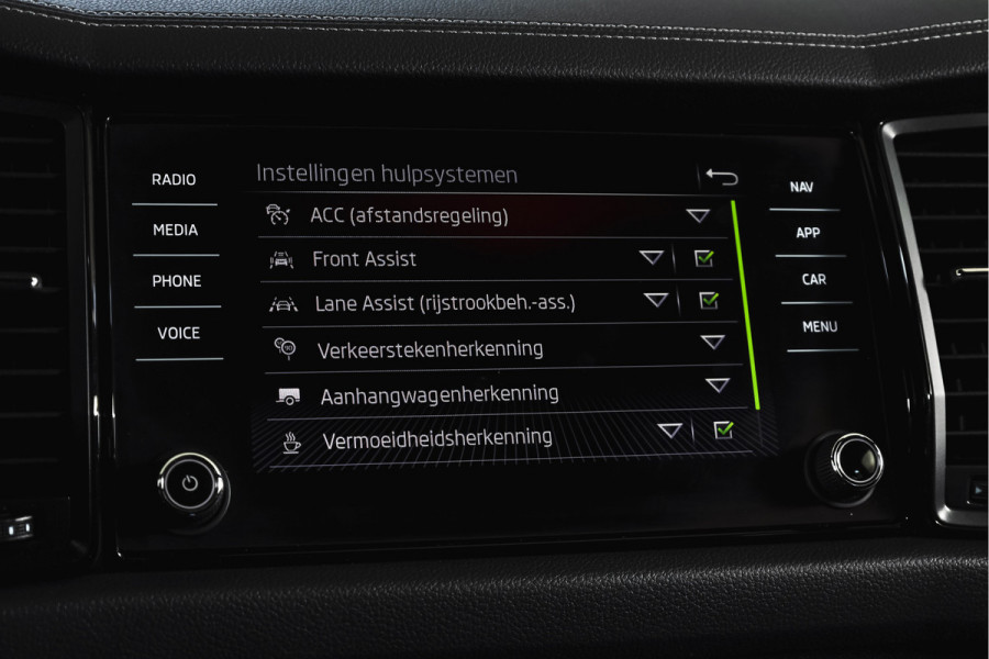 Škoda Kodiaq 1.5 TSI 150 PK Sportline Business Orig. NL | Elek. Trekhaak | Dig. Cockpit | Adapt. Cruise | Stoelverw. | PDC | Camera | NAV + App. Connect | ECC | Elek. Klep | LM 19" |