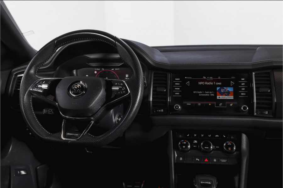 Škoda Kodiaq 1.5 TSI 150 PK Sportline Business Orig. NL | Elek. Trekhaak | Dig. Cockpit | Adapt. Cruise | Stoelverw. | PDC | Camera | NAV + App. Connect | ECC | Elek. Klep | LM 19" |