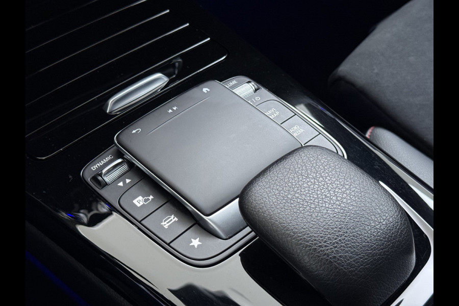 Mercedes-Benz CLA-Klasse AUT-7 AMG Business Solution Pano-dak Camera Widescreen Apple Carplay Android Auto Navi Pdc Cruise Control Stoelverwarming Privacy Glas Lmv Led DAB Licht en zichtpakket Premium pakket Dealeronderhouden 1e Eigenaar Origineel Nederlandse Auto