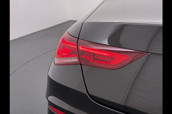 Mercedes-Benz CLA-Klasse AUT-7 AMG Business Solution Pano-dak Camera Widescreen Apple Carplay Android Auto Navi Pdc Cruise Control Stoelverwarming Privacy Glas Lmv Led DAB Licht en zichtpakket Premium pakket Dealeronderhouden 1e Eigenaar Origineel Nederlandse Auto