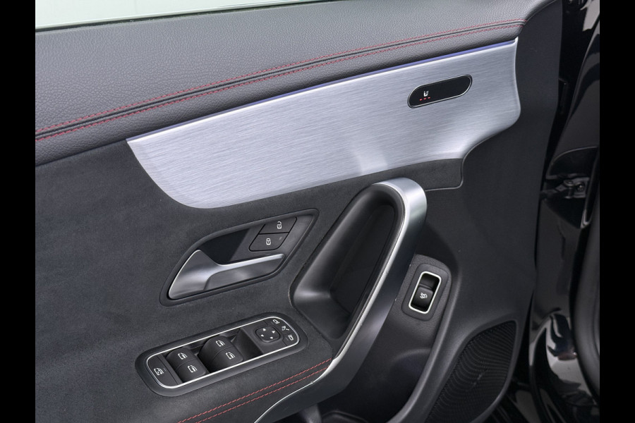 Mercedes-Benz CLA-Klasse AUT-7 AMG Business Solution Pano-dak Camera Widescreen Apple Carplay Android Auto Navi Pdc Cruise Control Stoelverwarming Privacy Glas Lmv Led DAB Licht en zichtpakket Premium pakket Dealeronderhouden 1e Eigenaar Origineel Nederlandse Auto
