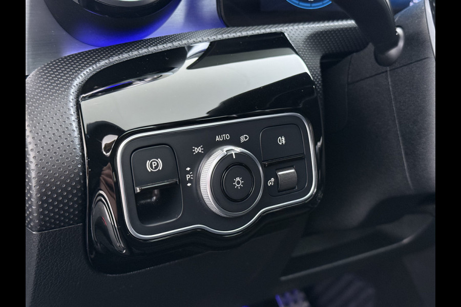 Mercedes-Benz CLA-Klasse AUT-7 AMG Business Solution Pano-dak Camera Widescreen Apple Carplay Android Auto Navi Pdc Cruise Control Stoelverwarming Privacy Glas Lmv Led DAB Licht en zichtpakket Premium pakket Dealeronderhouden 1e Eigenaar Origineel Nederlandse Auto