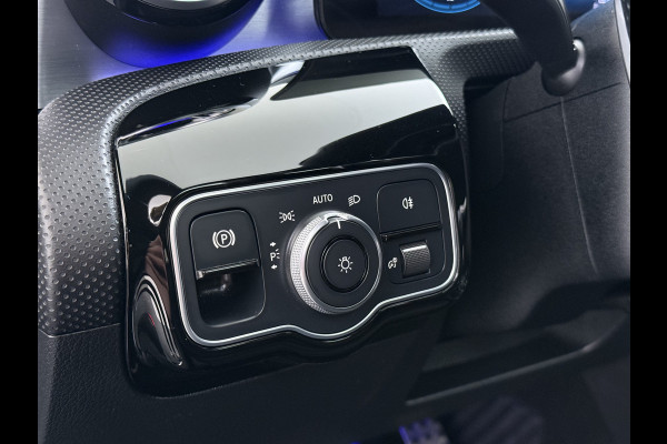 Mercedes-Benz CLA-Klasse AUT-7 AMG Business Solution Pano-dak Camera Widescreen Apple Carplay Android Auto Navi Pdc Cruise Control Stoelverwarming Privacy Glas Lmv Led DAB Licht en zichtpakket Premium pakket Dealeronderhouden 1e Eigenaar Origineel Nederlandse Auto