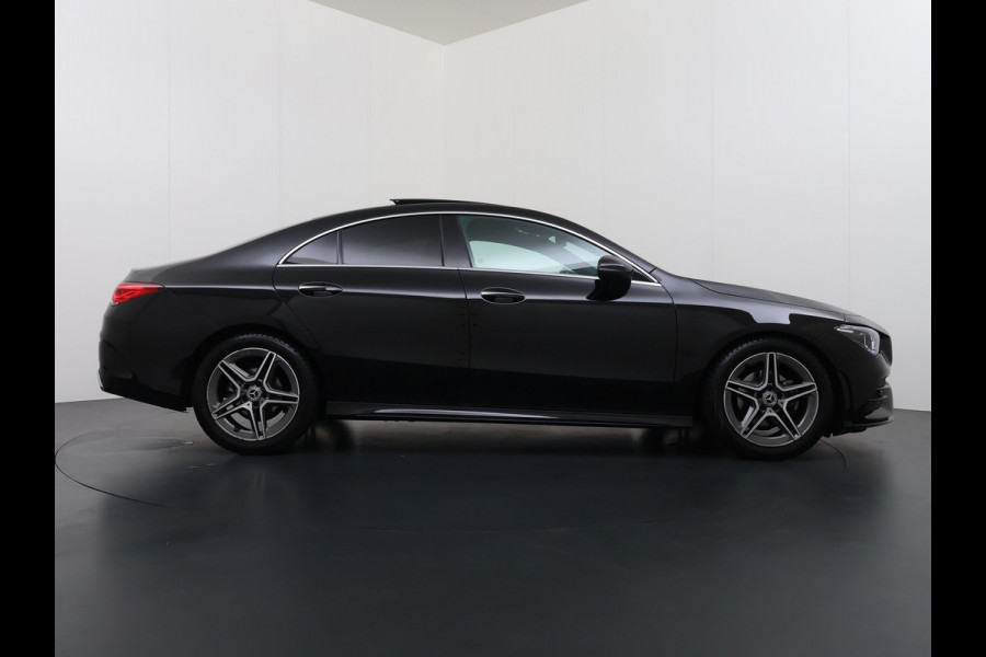 Mercedes-Benz CLA-Klasse AUT-7 AMG Business Solution Pano-dak Camera Widescreen Apple Carplay Android Auto Navi Pdc Cruise Control Stoelverwarming Privacy Glas Lmv Led DAB Licht en zichtpakket Premium pakket Dealeronderhouden 1e Eigenaar Origineel Nederlandse Auto