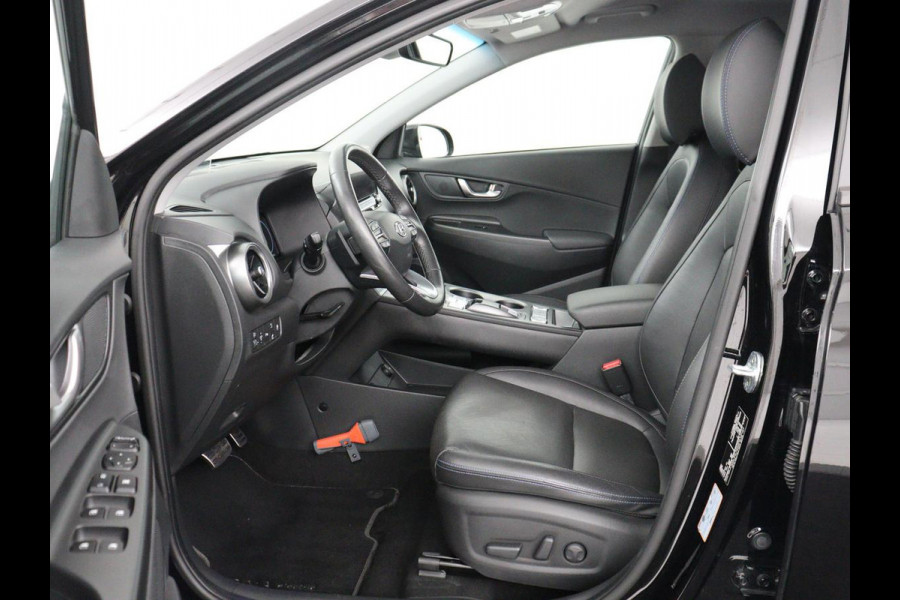 Hyundai Kona EV Premium 64 KWh | SOH 96.2% | Leder | Trekhaak | Head-up | Stoelventilatie | Stuur/stoel verwarming | Adaptive cruise | Camera | Park assist | Carplay | Dodehoek detectie | Krell sound |