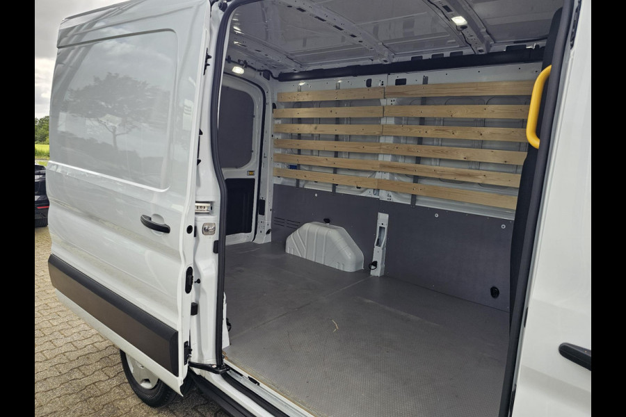 Ford Transit 310 2.0 TDCI L2H2 Trend Achteruitrijcamera | Betimmerde Laadruimte | Trekhaak | Airco | Navigatie | Adaptieve Cruise Control | Stoelverwarming etc.
