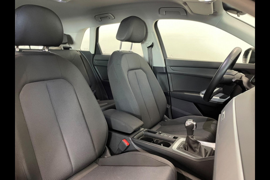 Audi Q3 45 TFSI e S-tronic Navigatie Apple Carplay Android Auto Parkeersensoren Cruise Control Elektrische achterklep Virtual Cockpit Climate Control Lichtmetalen velgen