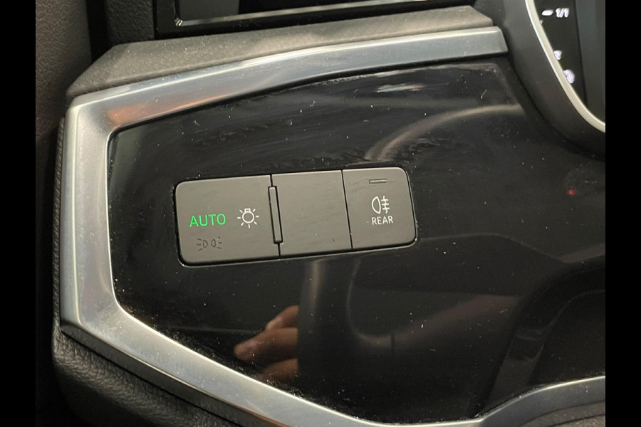 Audi Q3 45 TFSI e S-tronic Navigatie Apple Carplay Android Auto Parkeersensoren Cruise Control Elektrische achterklep Virtual Cockpit Climate Control Lichtmetalen velgen