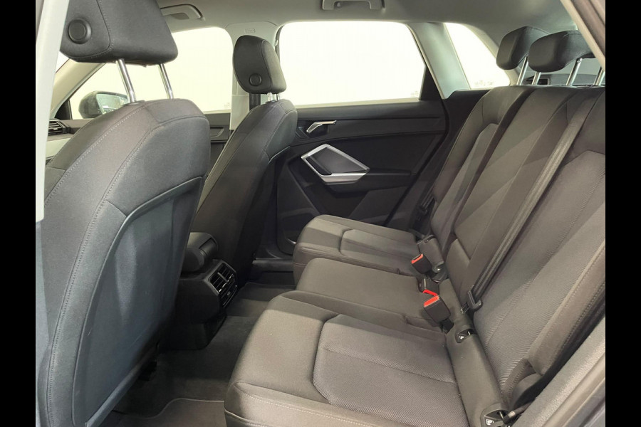 Audi Q3 45 TFSI e S-tronic Navigatie Apple Carplay Android Auto Parkeersensoren Cruise Control Elektrische achterklep Virtual Cockpit Climate Control Lichtmetalen velgen