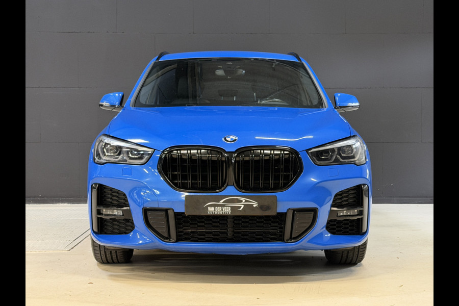 BMW X1 xDrive25e High Executive | M-pakket | Camera | Afn. trekhaak | Leder | Sfeerverlichting | Full LED