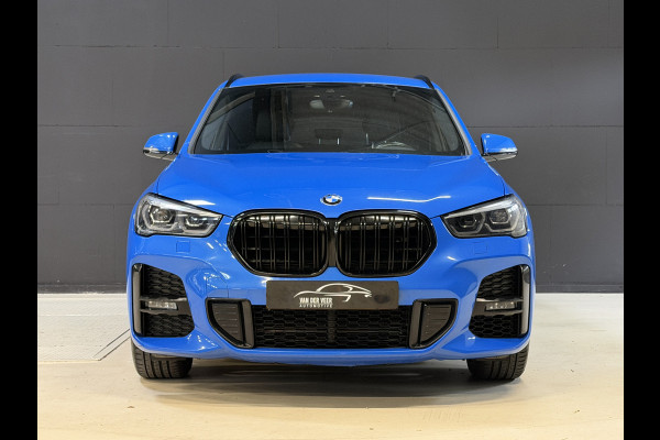 BMW X1 xDrive25e High Executive | M-pakket | Camera | Afn. trekhaak | Leder | Sfeerverlichting | Full LED