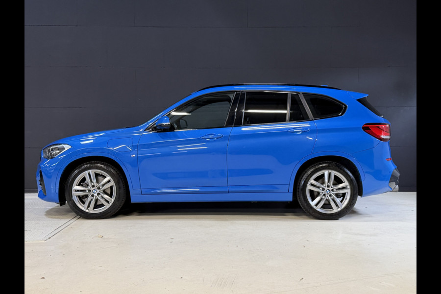 BMW X1 xDrive25e High Executive | M-pakket | Camera | Afn. trekhaak | Leder | Sfeerverlichting | Full LED