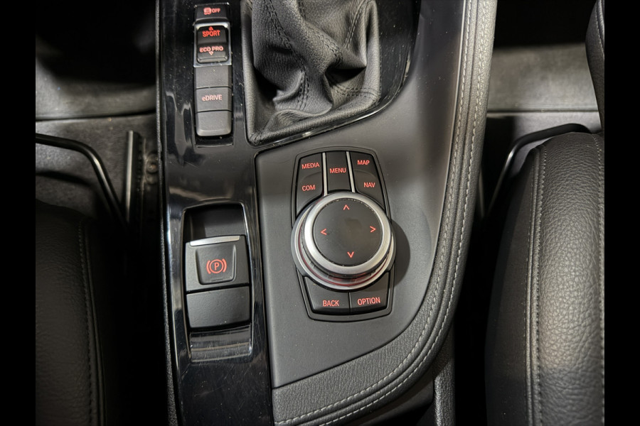 BMW X1 xDrive25e High Executive | M-pakket | Camera | Afn. trekhaak | Leder | Sfeerverlichting | Full LED