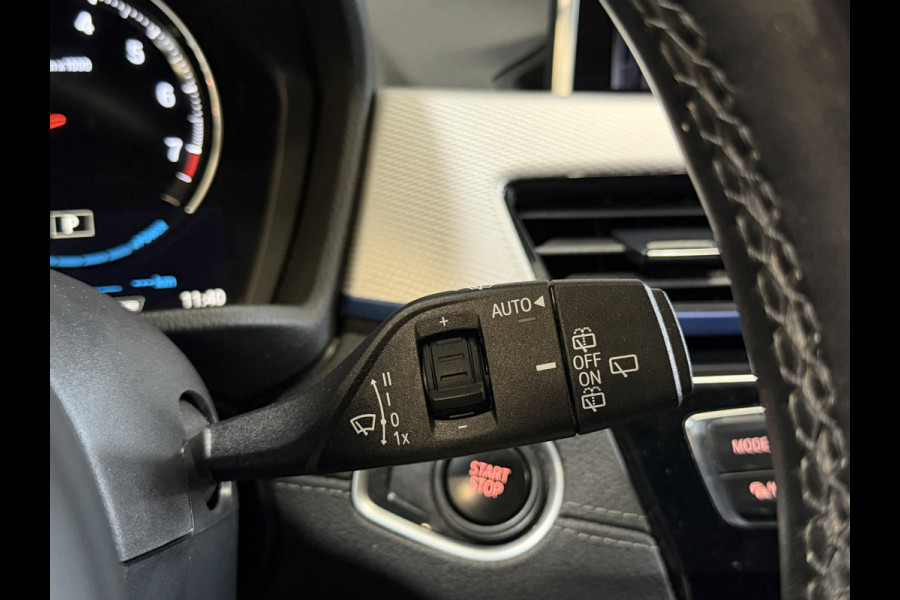 BMW X1 xDrive25e High Executive | M-pakket | Camera | Afn. trekhaak | Leder | Sfeerverlichting | Full LED