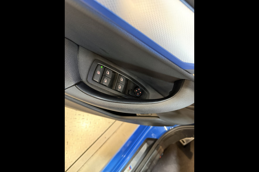 BMW X1 xDrive25e High Executive | M-pakket | Camera | Afn. trekhaak | Leder | Sfeerverlichting | Full LED
