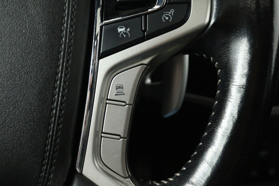 Mitsubishi Outlander 2.4 PHEV Instyle (PANORAMADAK, NAVIGATIE, STOEL-/STUURVERWARMING, 360 CAMERA, TREKHAAK, ADAPTIEVE CRUISE)