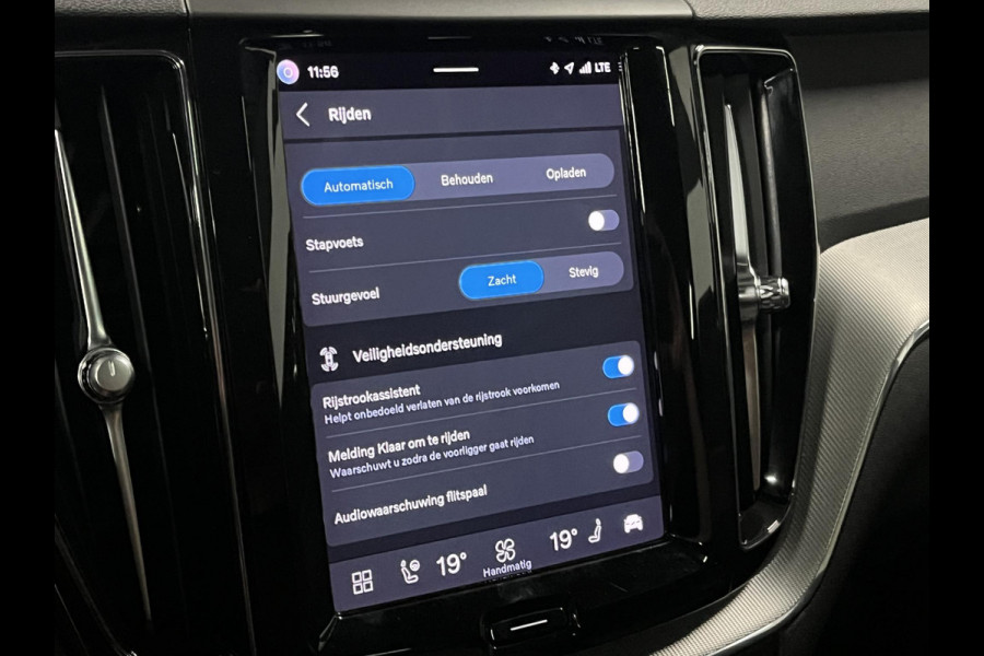 Volvo XC60 2.0 T8 Plug-in hybrid AWD Plus Dark SOH 93% Long range | Trekhaak | Open dak | Adapt. cruise | Harman/Kardon | Stoel-/Stuurverwarming | 360 camera | Google