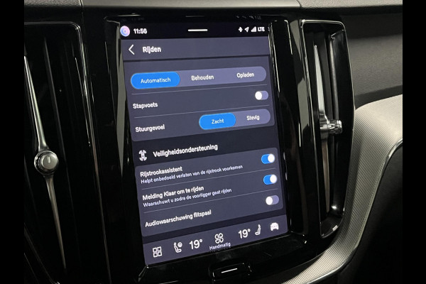 Volvo XC60 2.0 T8 Plug-in hybrid AWD Plus Dark SOH 93% Long range | Trekhaak | Open dak | Adapt. cruise | Harman/Kardon | Stoel-/Stuurverwarming | 360 camera | Google