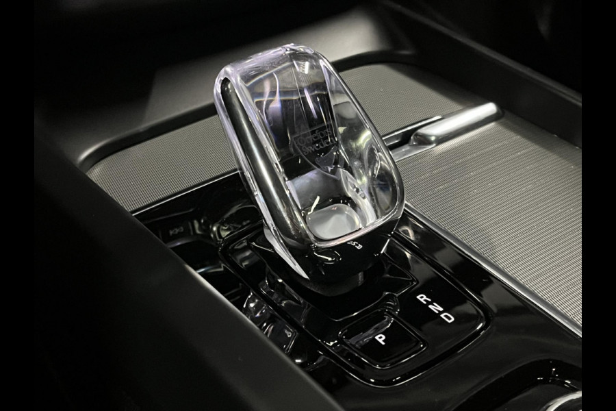 Volvo XC60 2.0 T8 Plug-in hybrid AWD Plus Dark SOH 93% Long range | Trekhaak | Open dak | Adapt. cruise | Harman/Kardon | Stoel-/Stuurverwarming | 360 camera | Google