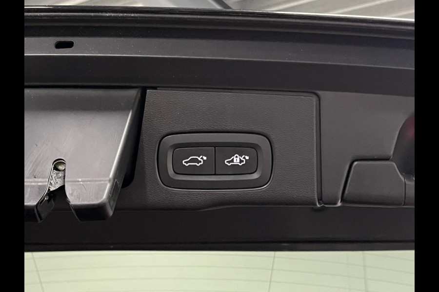 Volvo XC60 2.0 T8 Plug-in hybrid AWD Plus Dark SOH 93% Long range | Trekhaak | Open dak | Adapt. cruise | Harman/Kardon | Stoel-/Stuurverwarming | 360 camera | Google