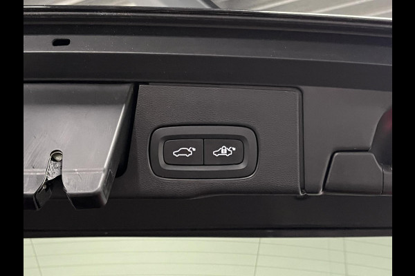 Volvo XC60 2.0 T8 Plug-in hybrid AWD Plus Dark SOH 93% Long range | Trekhaak | Open dak | Adapt. cruise | Harman/Kardon | Stoel-/Stuurverwarming | 360 camera | Google