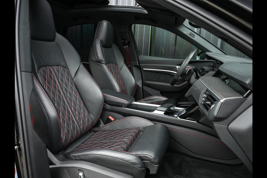 Audi Q8 Sportback e-tron S quattro SQ8 115 kWh /503PK | NL-Auto | 1ste Eigenaar | Panoramadak | B&O | HUD | 360 Camera | Carbon Interieur | Adaptive Cruise | Stoelverwarming V+A | Luchtvering | Stuurverwarming | Memory Seats | Ambiance Interieur |