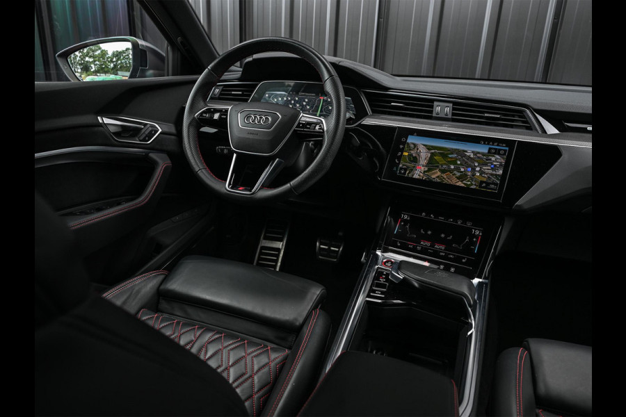 Audi Q8 Sportback e-tron S quattro SQ8 115 kWh /503PK | NL-Auto | 1ste Eigenaar | Panoramadak | B&O | HUD | 360 Camera | Carbon Interieur | Adaptive Cruise | Stoelverwarming V+A | Luchtvering | Stuurverwarming | Memory Seats | Ambiance Interieur |