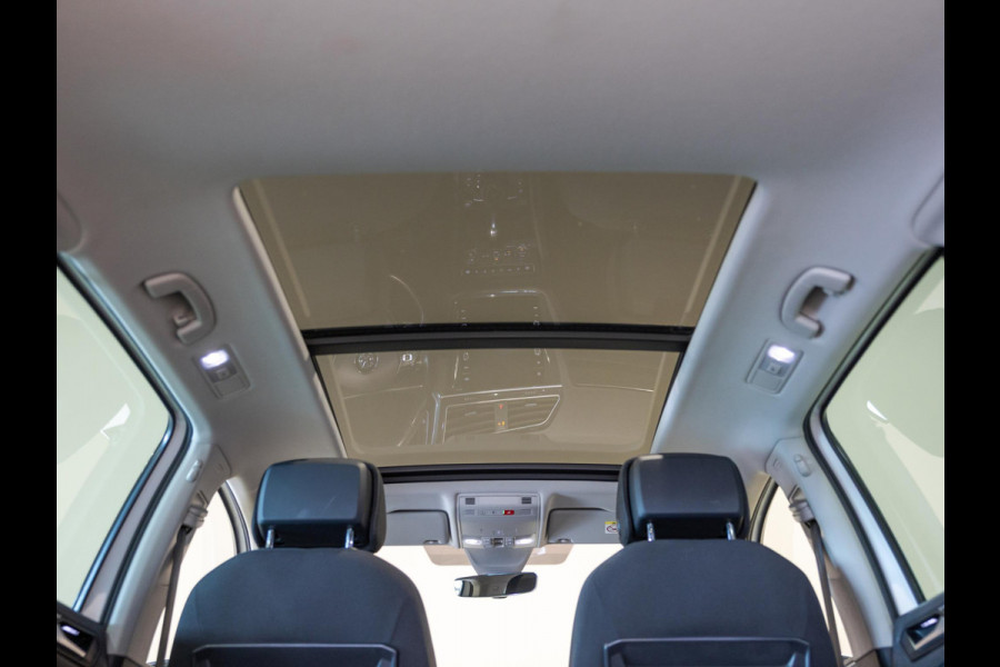 Volkswagen Tiguan 1.5 TSI ACT R-Line Highline / 150pk / Panorama dak / Trekhaak / NAP / Stoelverwarming / Voorruit verwarming /