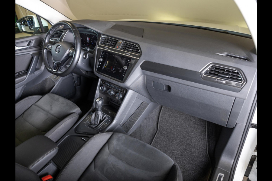 Volkswagen Tiguan 1.5 TSI ACT R-Line Highline / 150pk / Panorama dak / Trekhaak / NAP / Stoelverwarming / Voorruit verwarming /
